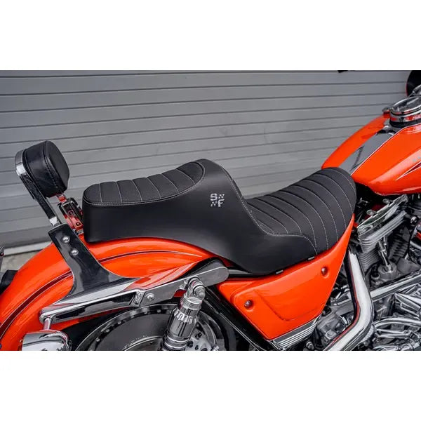 High-Noon-Sitzbank montiert an einer Harley-Davidson FXR