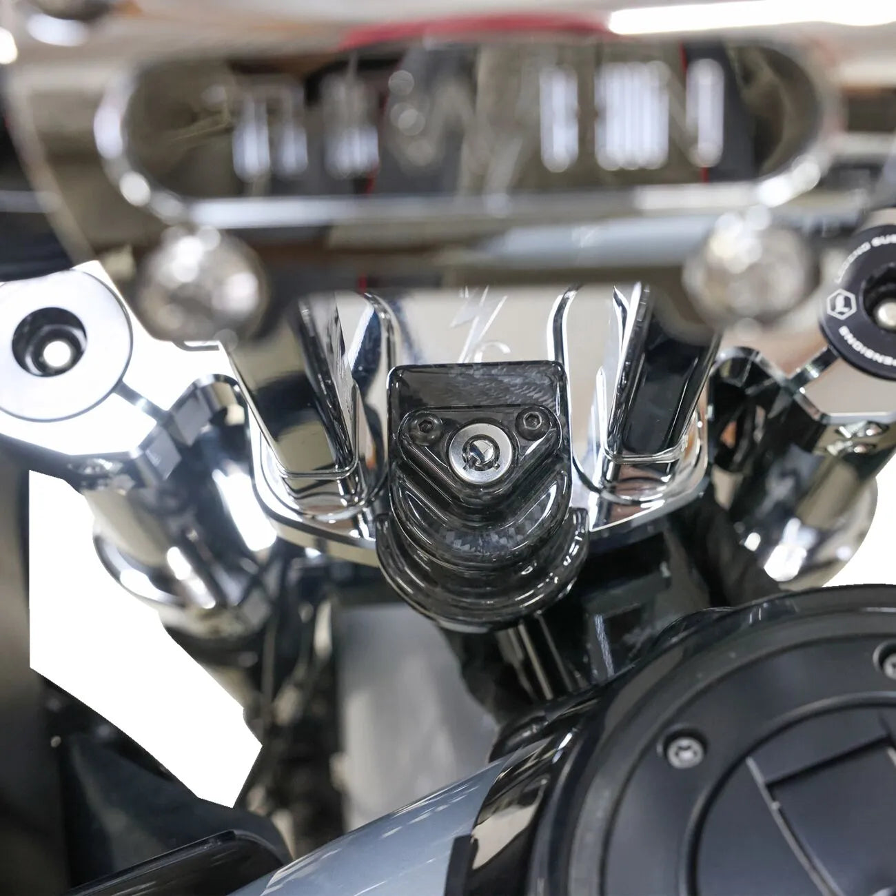 LENKSCHLOSS-ABDECKUNG GLANZGEWEBE-CARBON FÜR ROAD GLIDE 117 2024–2025 – Produktbild 3