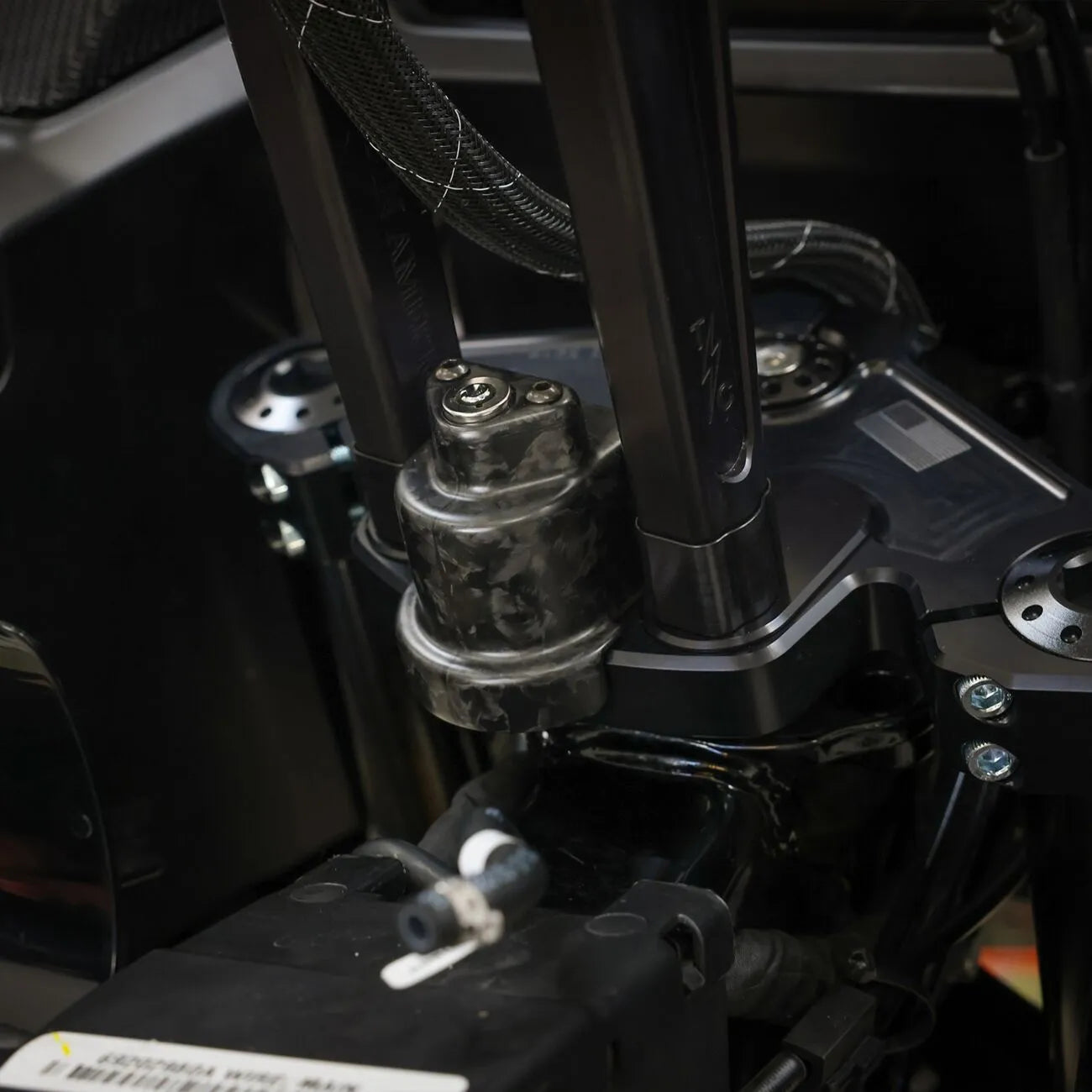 LENKSCHLOSS-ABDECKUNG FORGED-CARBON MATT FÜR ROAD GLIDE 117 2024–2025 – Produktbild 5