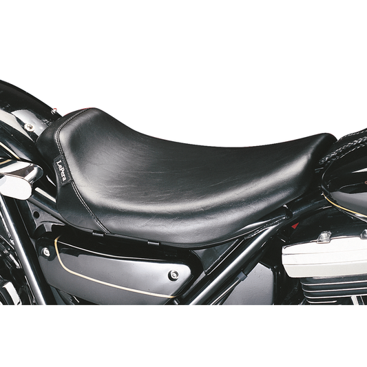Schwarzer Bare-Bones-Solositz montiert auf einer Harley-Davidson FXR