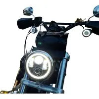 Chromfarbener Halo-LED-Scheinwerfer am Motorrad mit eingeschaltetem Licht