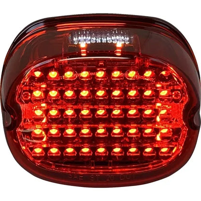 Rotes Low-Profile-LED-Rücklicht mit eingeschalteten LEDs