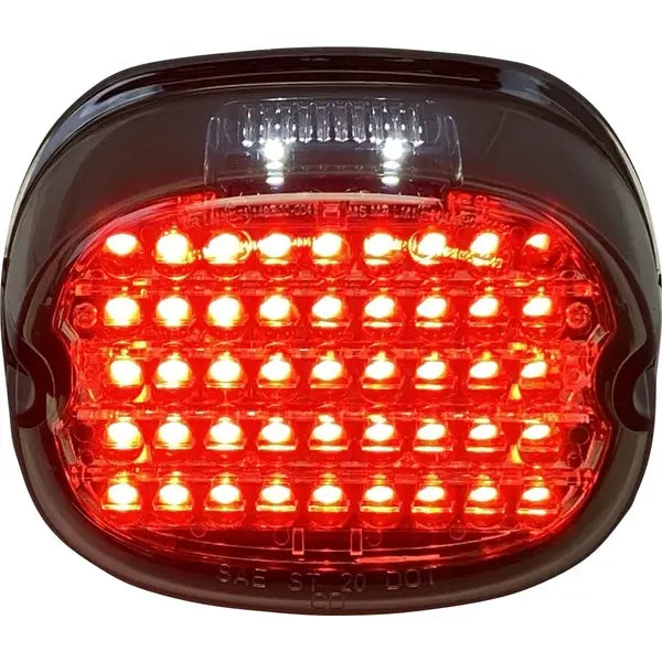 Getöntes Low-Profile-LED-Rücklicht mit eingeschalteten roten LEDs
