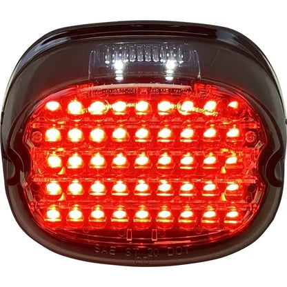 Getöntes Low-Profile-LED-Rücklicht mit eingeschalteten roten LEDs