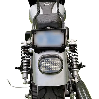 Getöntes Low-Profile-LED-Rücklicht am Motorrad, Anbaubeispiel