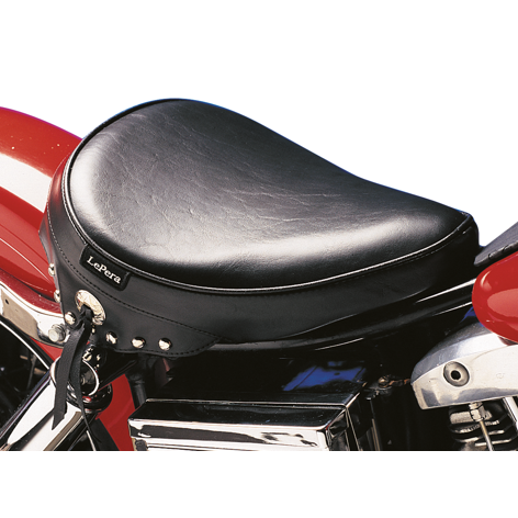 Sanora-Solositz mit glatter schwarzer Oberfläche und Schürze für Harley-Davidson FX/FL