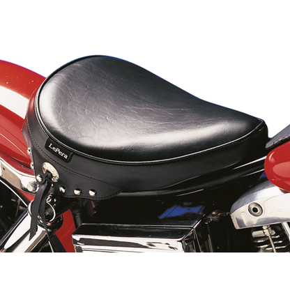 Sanora-Solositz mit glatter schwarzer Oberfläche und Schürze für Harley-Davidson FX/FL